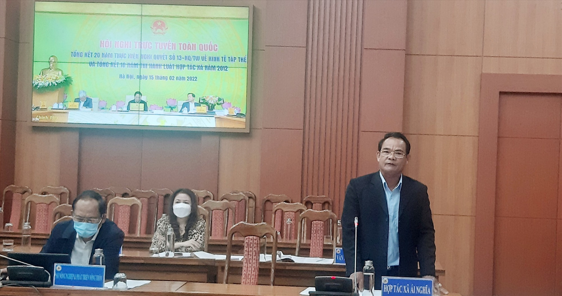 Ông Trương Cảm - Giám đốc HTX Ái Nghĩa (Đại Lộc) báo cáo khái quát tình hình hoạt động của đơn vị tại hội nghị.      Ảnh: VĂN SỰ