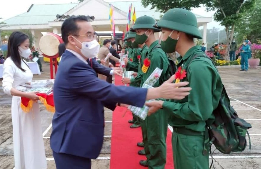 Phó Chủ tịch UBND tỉnh Trần Anh Tuấn tặng hoa thanh niên tham gia nghĩa vụ quân sự. Ảnh: THU PHƯƠNG - TRIÊU NHAN