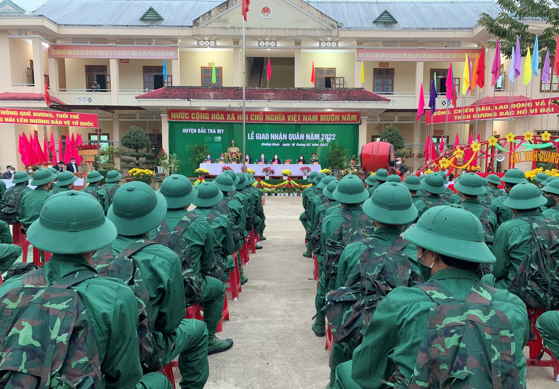 Lễ giao nhận quân tại huyện Bắc Trà My. Ảnh: TUẤN TÚ - THÚY VÂN