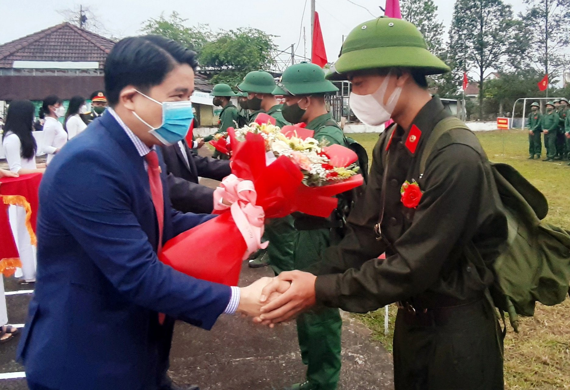 Phó Chủ tịch UBND tỉnh Trần Văn Tân động viên chiến sĩ mới. Ảnh: DUY THÁI - VĂN SỰ