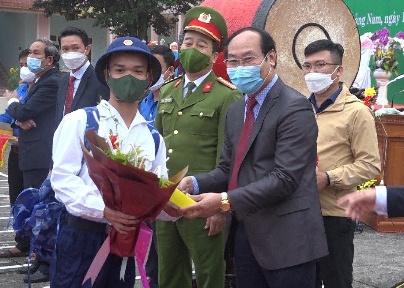 Ông Võ Xuân Ca - Chủ tịch Ủy ban MTTQ Việt Nam tỉnh tặng quà cho thanh niên nhập ngũ. Ảnh: BIÊN - THỰC
