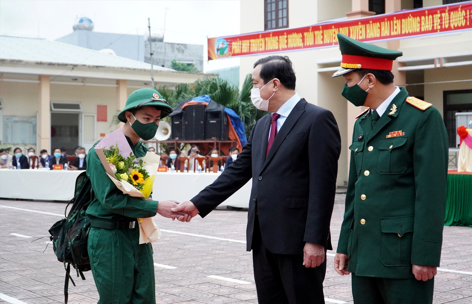 - Đồng chí Phan Việt Cường tặng hoa, động viên các chiến sĩ lên đường nhập ngũ