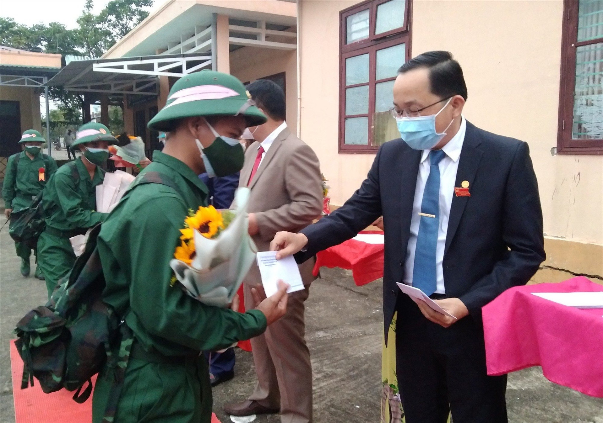 Lãnh đạo huyện Tây Giang tặng hoa, quà động viên thanh niên lên đường nhập ngũ. Ảnh: H.THÚY