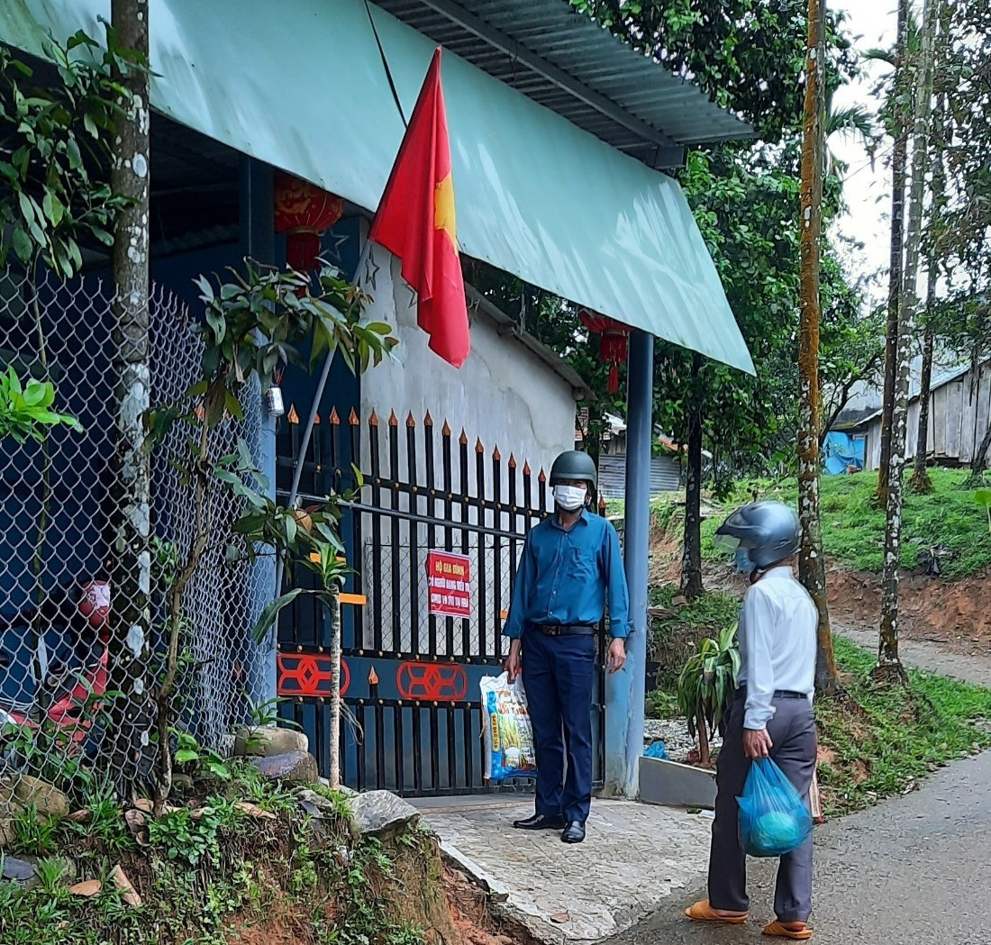 Cán bộ xã Trà Sơn thăm, mua giúp thực phẩm cho gia đình có bệnh nhân F0 được điều trị tại nhà dịp Tết Nhâm Dần 2022.