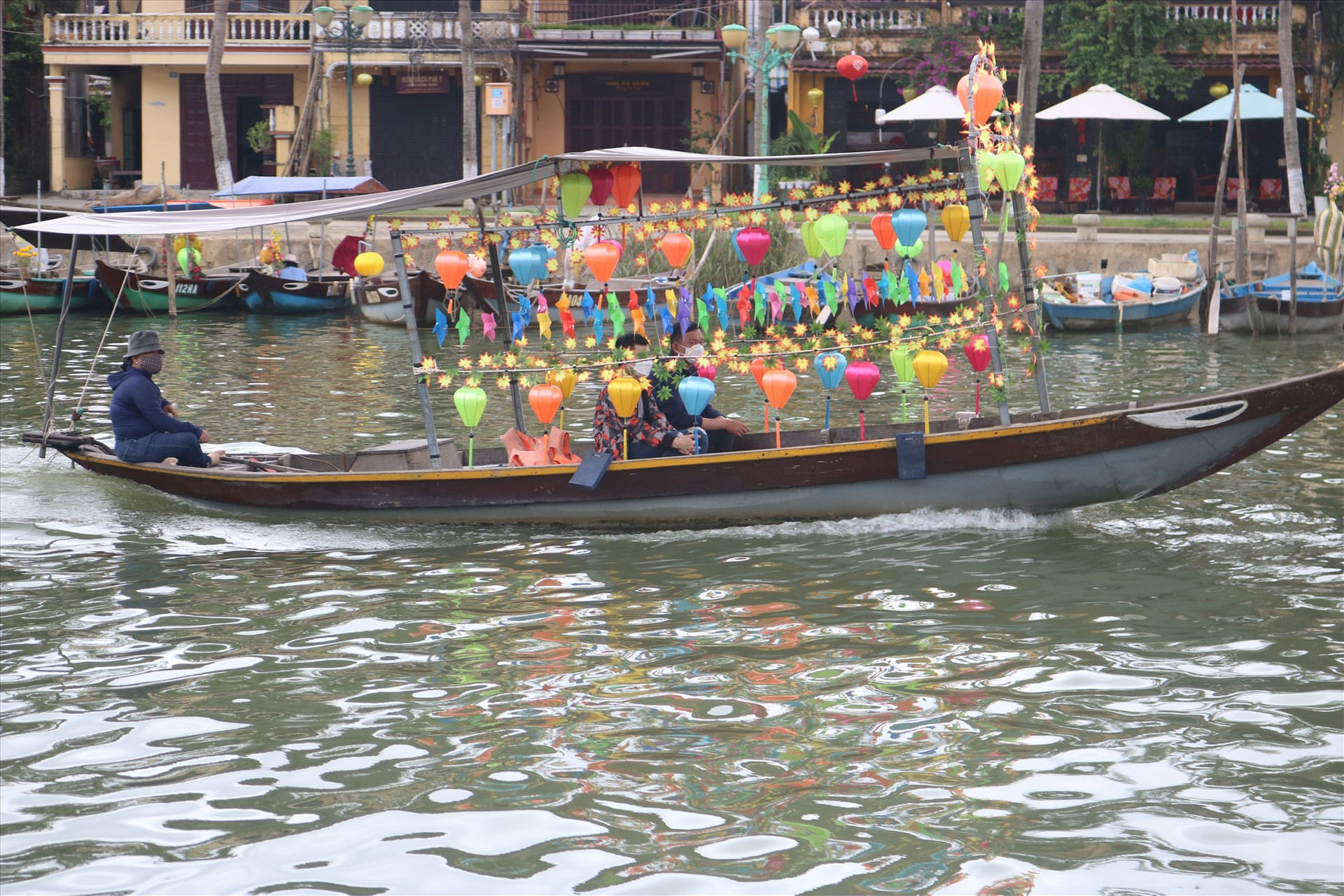 Đi thuyền trên sông Hoài, dịch vụ được nhiều du khách lựa chọn. Ảnh: VT