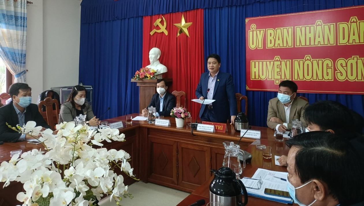 Phó Chủ tịch UBND tỉnh Trần Văn Tân phát biểu chỉ đạo tại cuộc làm việc với lãnh đạo huyện Nông Sơn.   Ảnh: S.L
