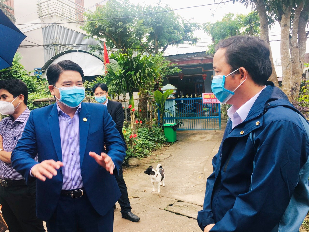 Phó Chủ tịch UBND tỉnh Trần Văn Tân trao đổi với lãnh đạo xã Quế Trung (Nông Sơn) về việc điều trị các trường hợp F0 thể nhẹ tại nhà.     Ảnh: S.L