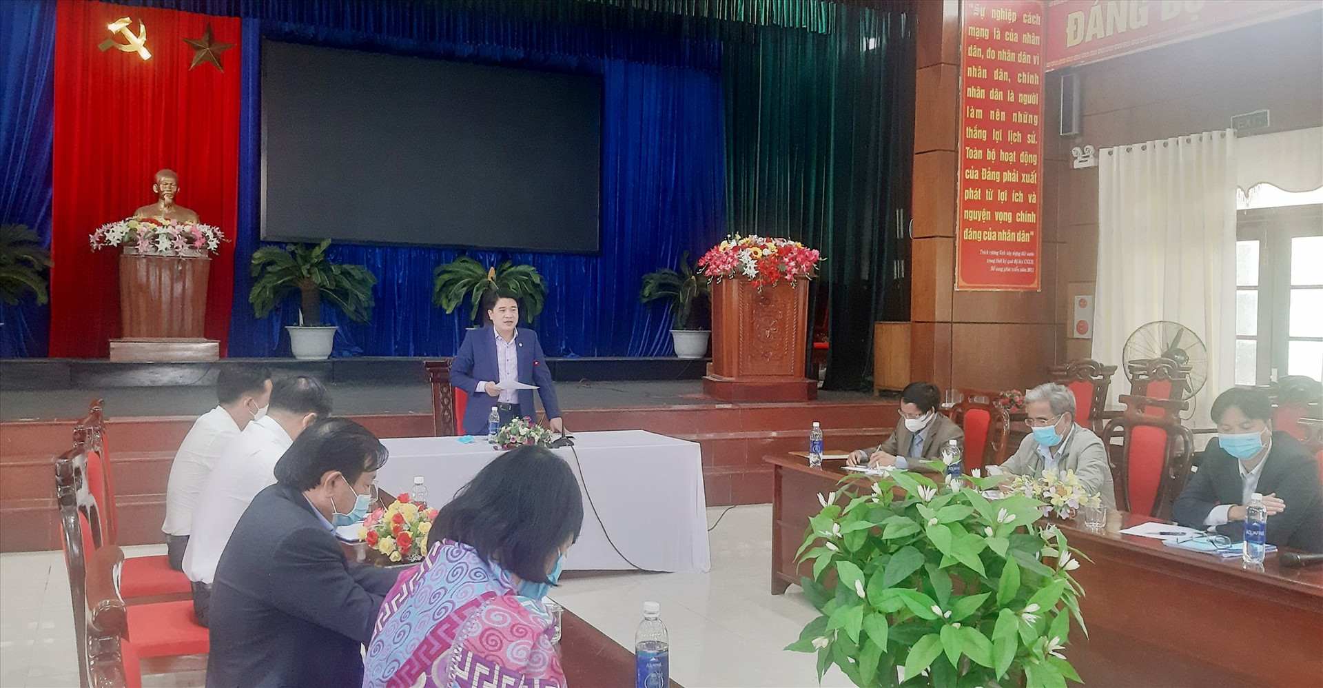 Phó Chủ tịch UBND tỉnh Trần Văn Tân phát biểu tại cuộc làm việc với lãnh đạo huyện Quế Sơn.     Ảnh: S.L