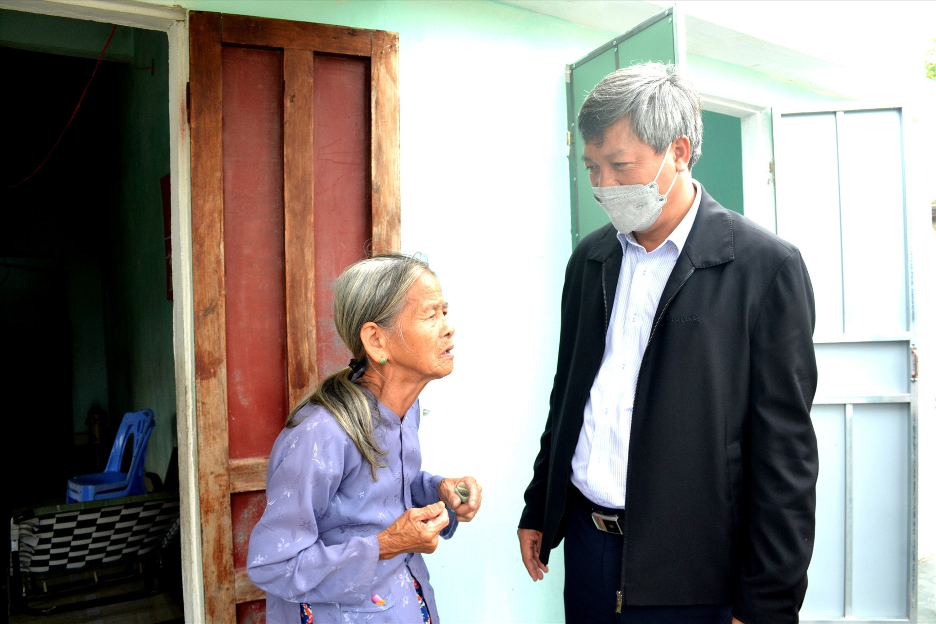 Phó Chủ tịch UBND tỉnh hỏi thăm, trao đổi ân cần với bà Nguyễn Thị Diếu. Ảnh: Q.VIỆT