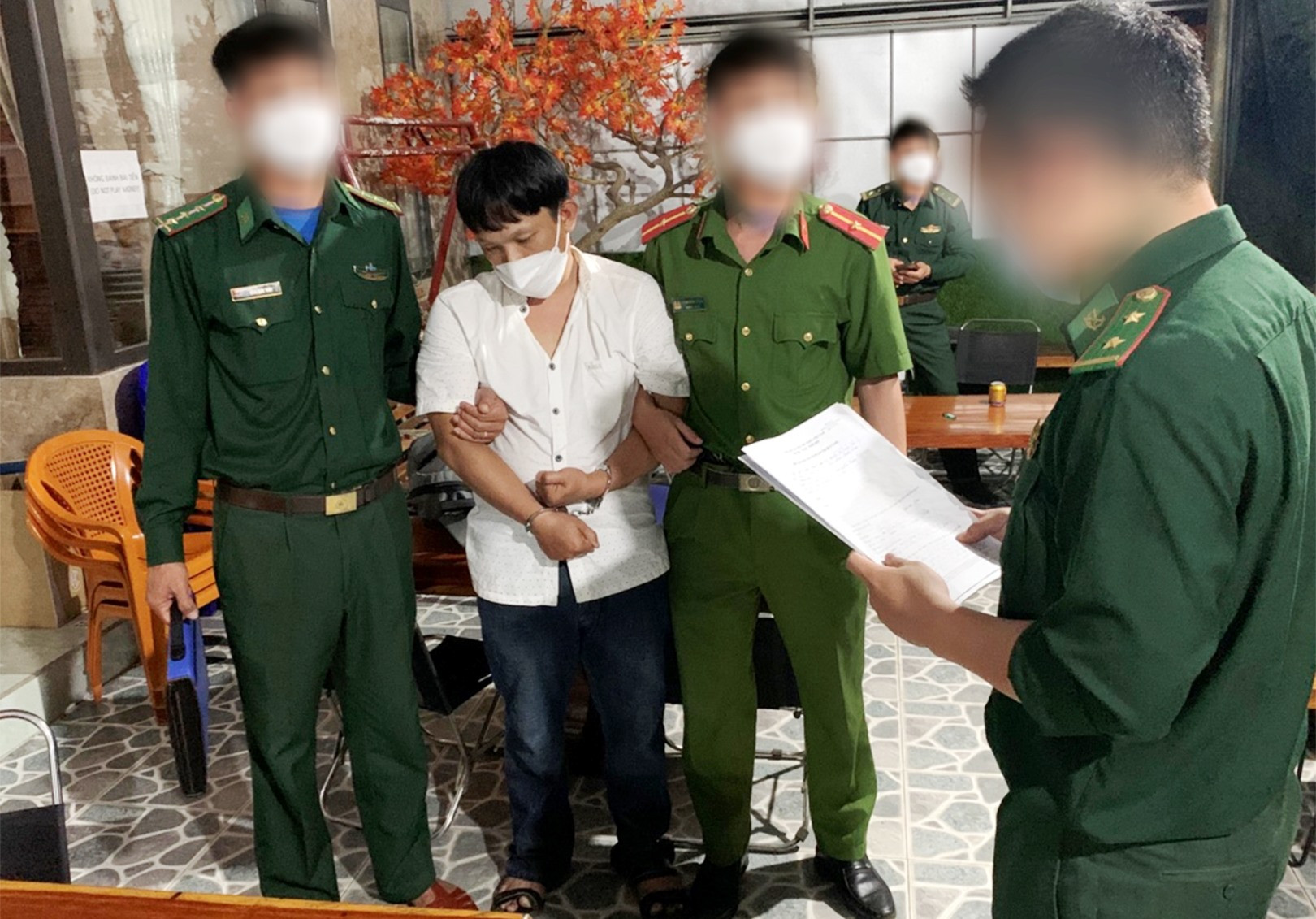 Tổ công tác đọc biên bản phạm tội quả tang đối với Võ Nguyễn Thế Anh