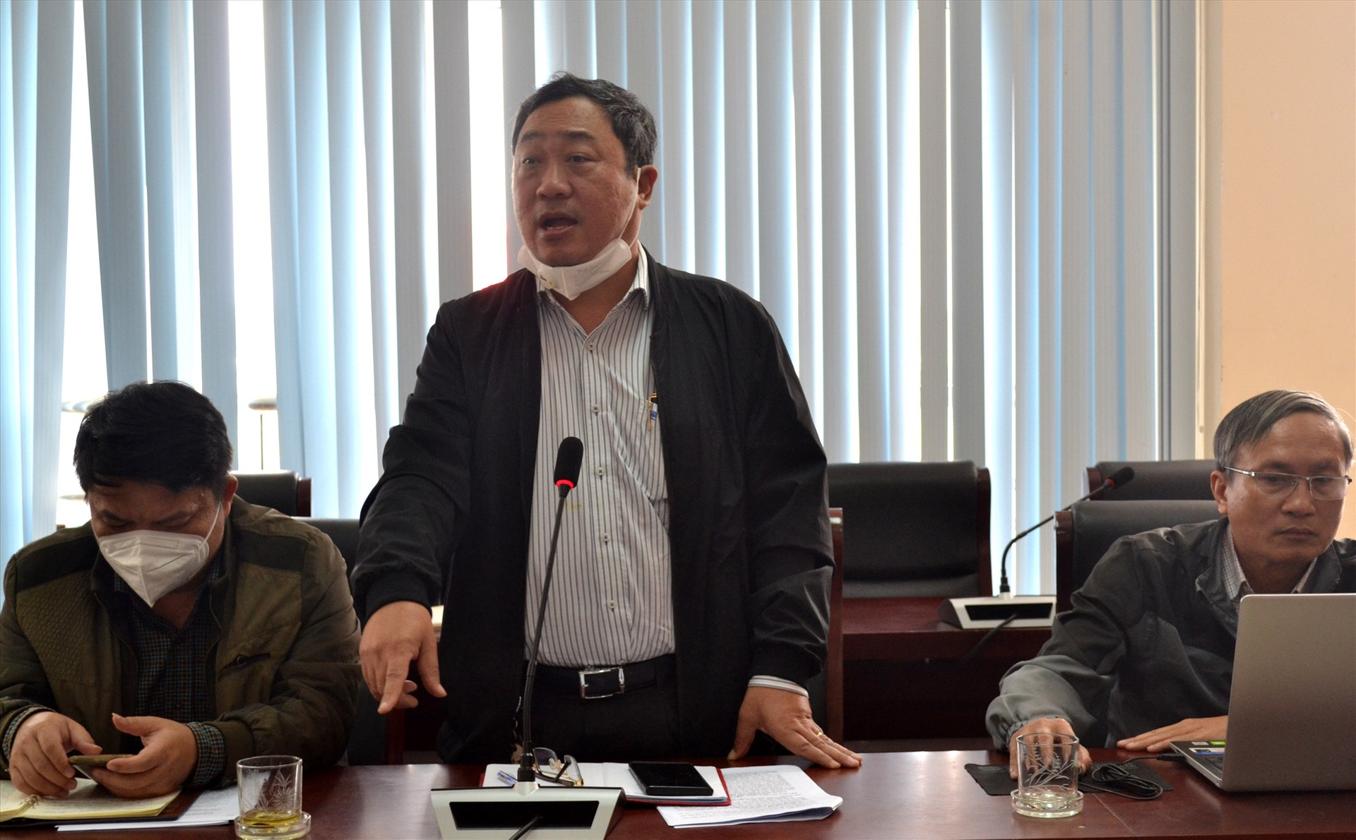 Chủ tịch UBND huyện Núi Thành lê Văn Sinh phát biểu tại buổi làm việc. Ảnh: Q.VIỆT