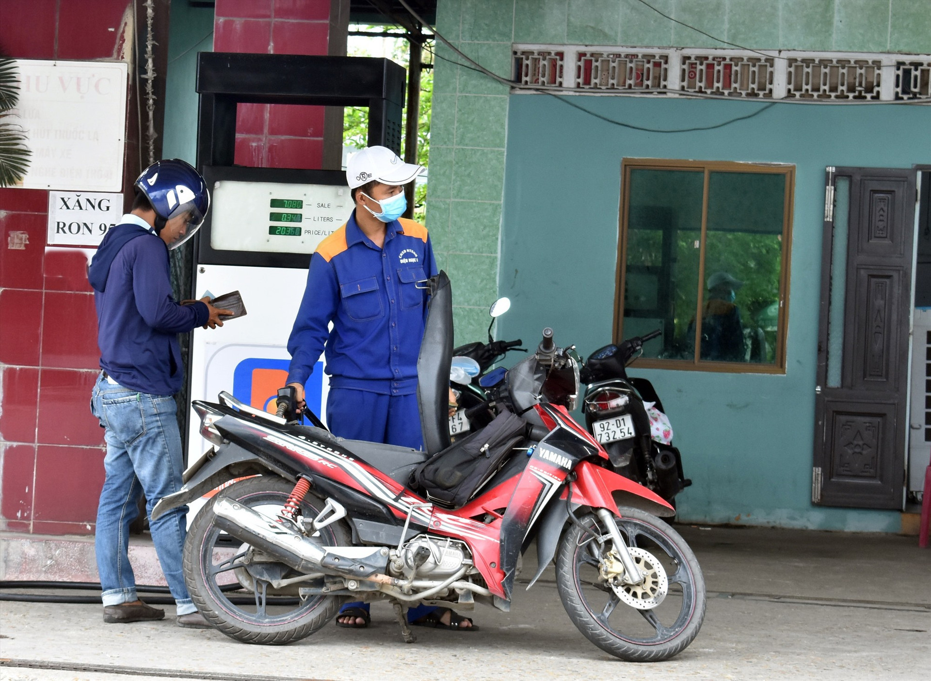 Các cửa hàng xăng dầu cam kết không được tự ý đóng cửa bán hàng. Ảnh: V.L