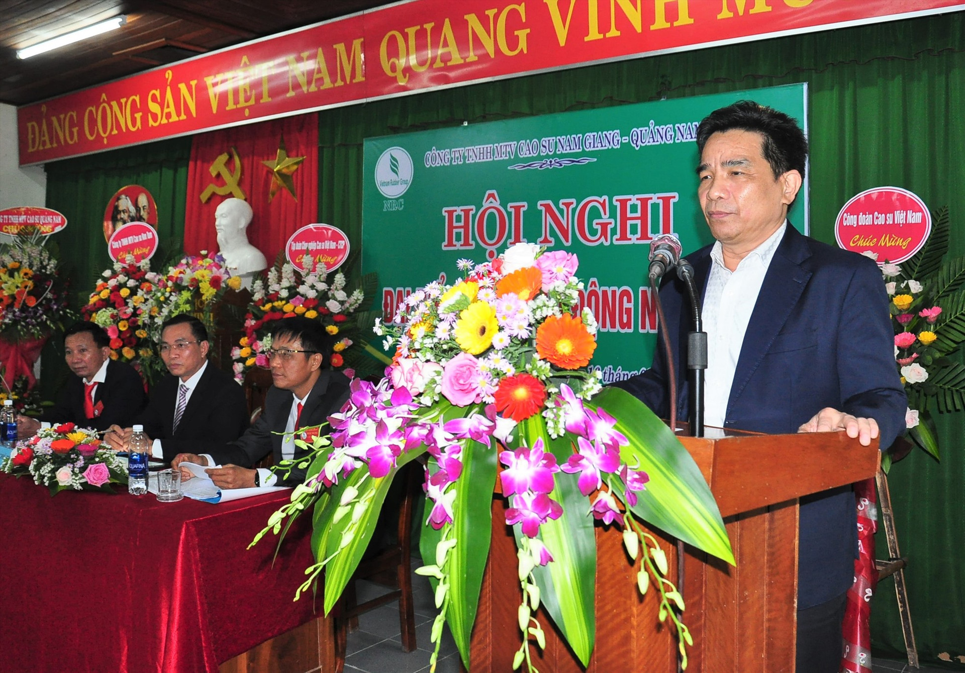 Phó Bí thư Thường trực Tỉnh ủy Lê Văn Dũng phát biểu tại hội nghị của Công ty TNHH MTV Cao su Nam Giang. Ảnh: V.A