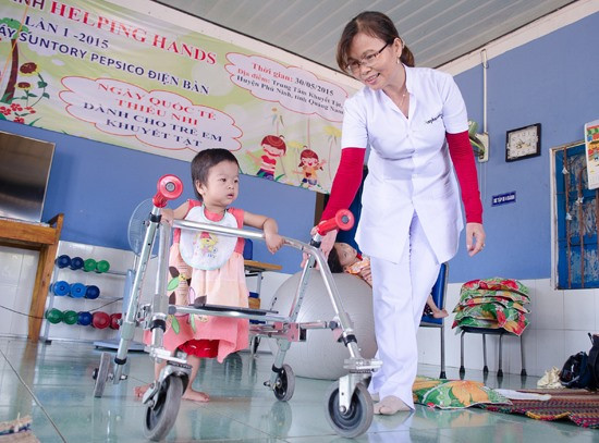 Trẻ khuyết tật được chăm sóc, tập vật lý trị liệu tại Trung tâm Phục hồi chức năng trẻ khuyết tật huyện Phú Ninh. Ảnh: D.THÙY