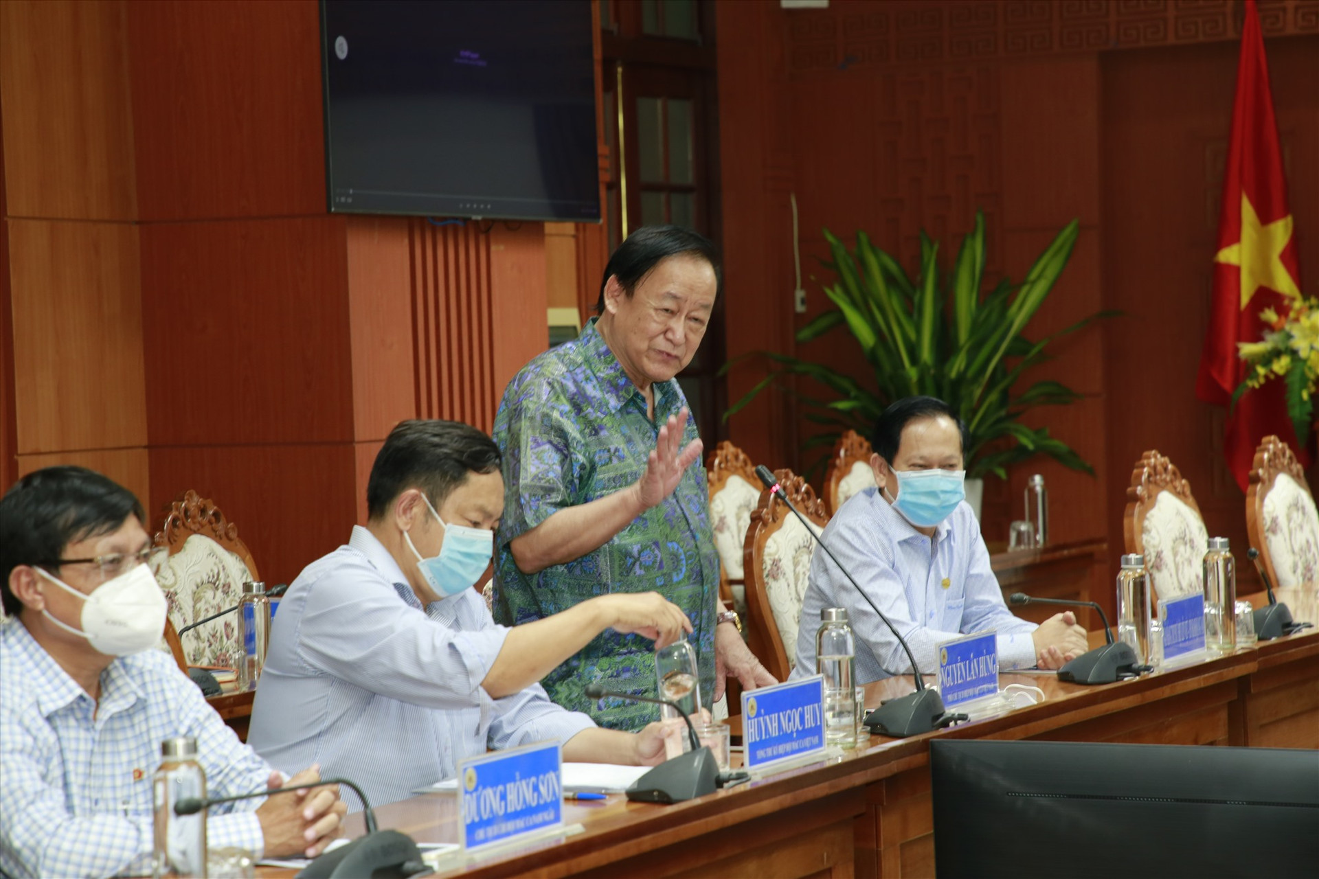 Giáo sư Nguyễn Lân Hùng - Phó Chủ tịch Hiệp hội Mắc ca Việt Nam thông tin về tình hình phát triển cây Mắc ca. Ảnh: G.P