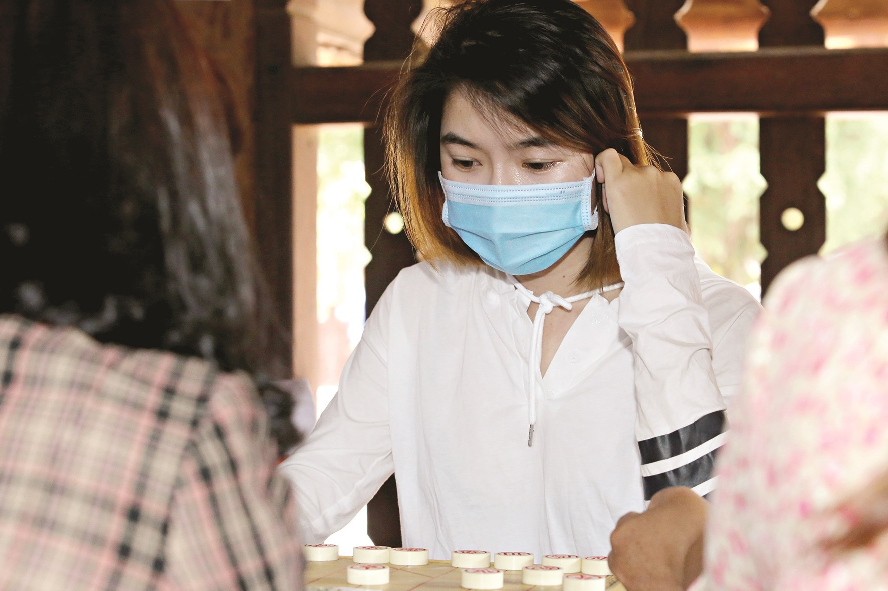 Nữ kỳ thủ Nguyễn Thị Tuyền (24, tuổi xã Tam Lộc) tính toán nước cờ để hạ đối thủ.