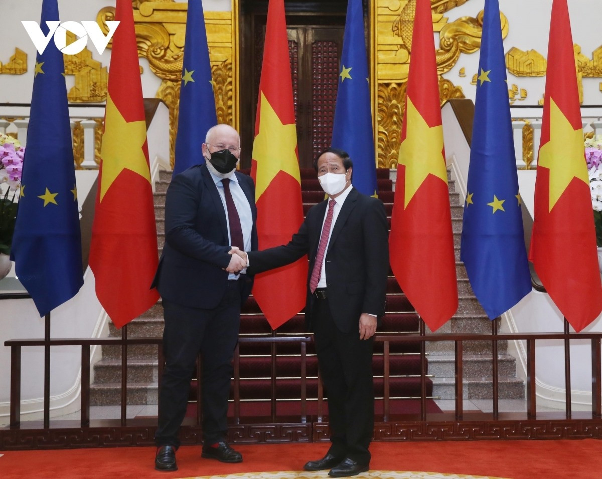 Deputy PM Le Van Thanh welcomes EC Vice President Frans Timmermans in Hanoi on February 18.