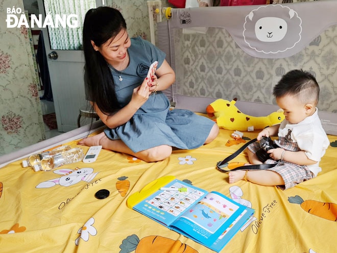 Chị Trúc Đào (SN 1995, ngụ quận Sơn Trà) chụp lại khoảnh khắc con đang chơi để lưu làm kỷ niệm. Ảnh: M.H