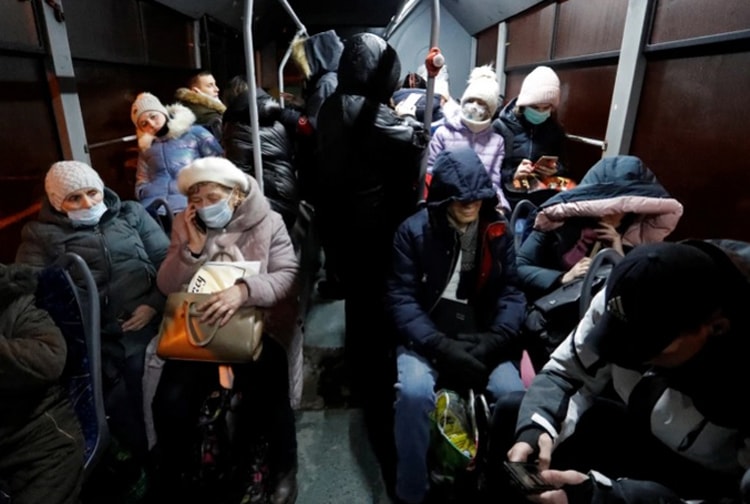 Người dân trong chiếc xe buýt sơ tán tại thành phố Donetsk, Ukraine. Ảnh: Reuters