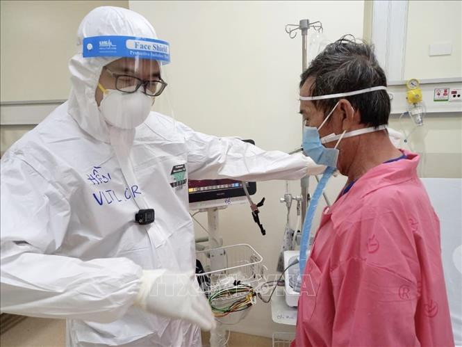 Bác sĩ điều trị cho người bệnh COVID-19. Ảnh: TTXVN