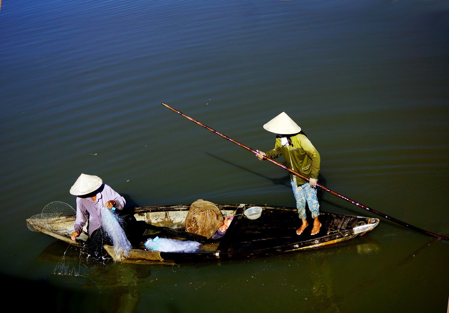 Đánh bắt cá trên sông. Ảnh: PHƯƠNG THẢO