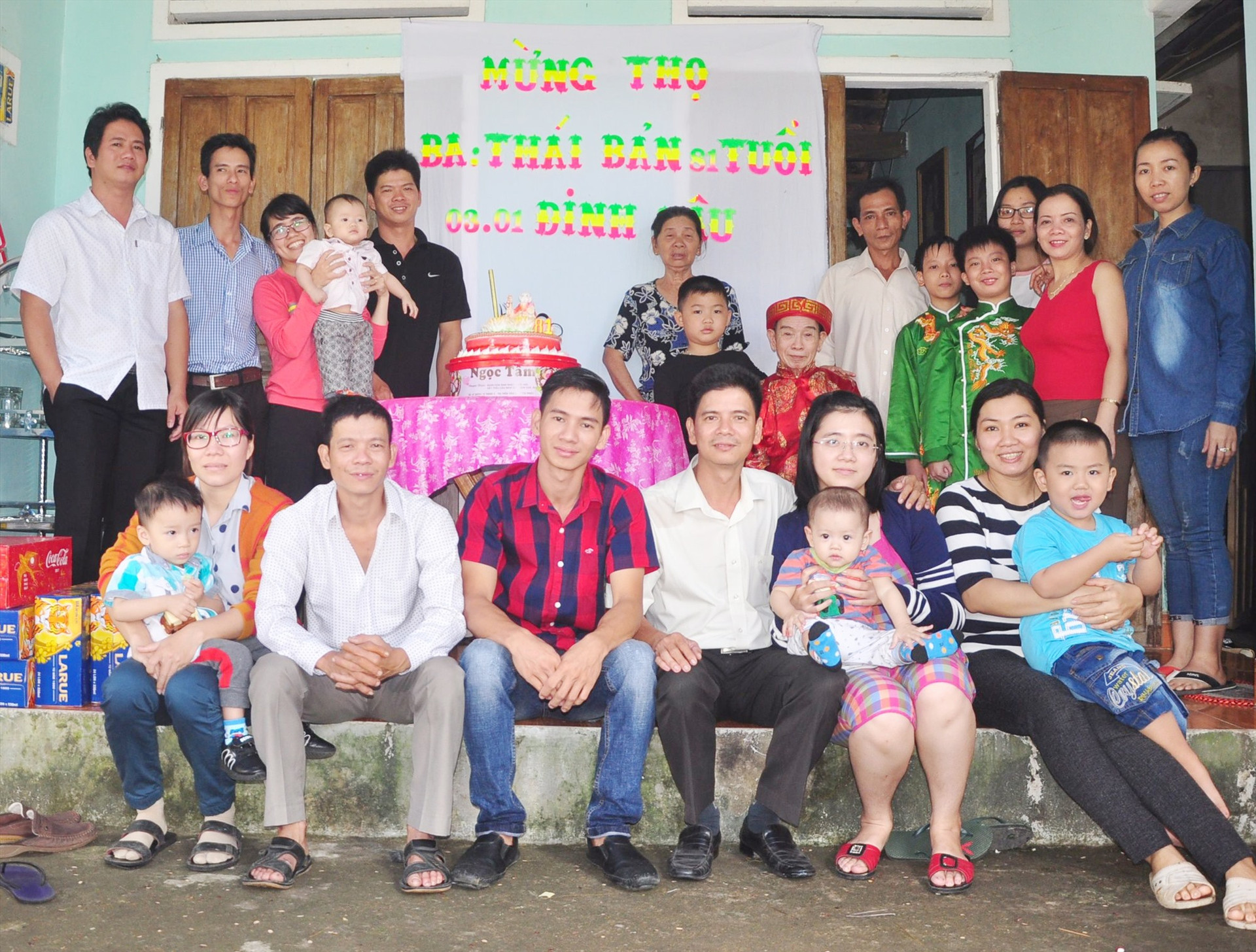 Thái Viết Thuận (người đứng thứ hai từ trái qua) và Thái Viết Nơi (người ngồi thứ tư từ trái qua) chụp chung với đại gia đình năm 2017. Ảnh: LÂM BÌNH THÁ