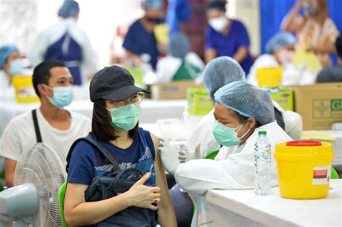 Nhân viên y tế tiêm vaccine phòng Covid-19 cho người dân tại Bangkok, Thái Lan, ngày 5-2-2022. Ảnh: THX/ TTXVN