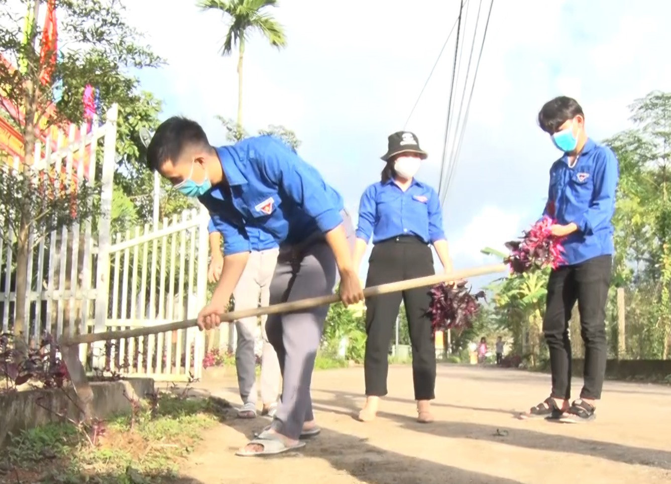 Đoàn viên thanh niên xã Sơn Viên dọn vệ sinh, trồng hoa trên tuyến đường thanh niên tự quản thôn Trung Yên. Ảnh: L.T