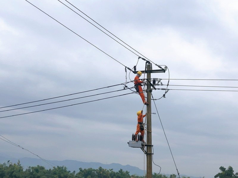 PC Quảng Nam sẽ thường xuyên kiểm soát điện áp lưới trung thế trên địa bàn tỉnh. Ảnh: P.V