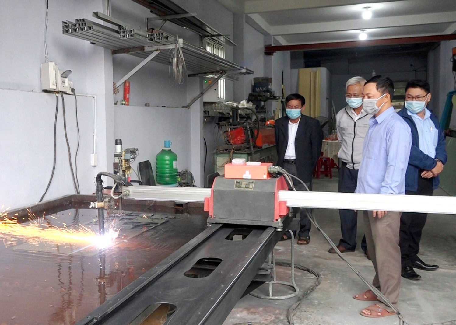 Máy CNC cắt sắt giúp sản xuất các sản phẩm có độ chính xác cao. Ảnh: M.T