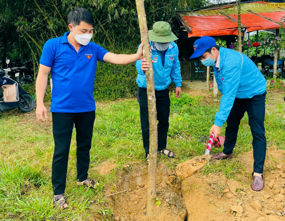 ĐVTN Thị xã Điện Bàn ra quân trồng cây xanh năm 2022. Ảnh: THÁI CƯỜNG