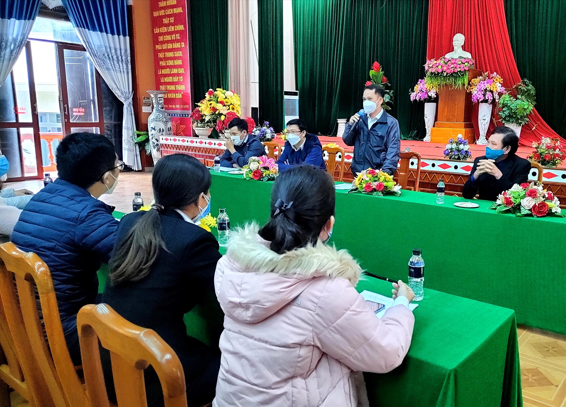 Ông Đỗ Hữu Tùng - Phó Chủ tịch UBND huyện Đông Giang chia sẻ với người lao động tại buổi tuyển dụng. Ảnh: N.V