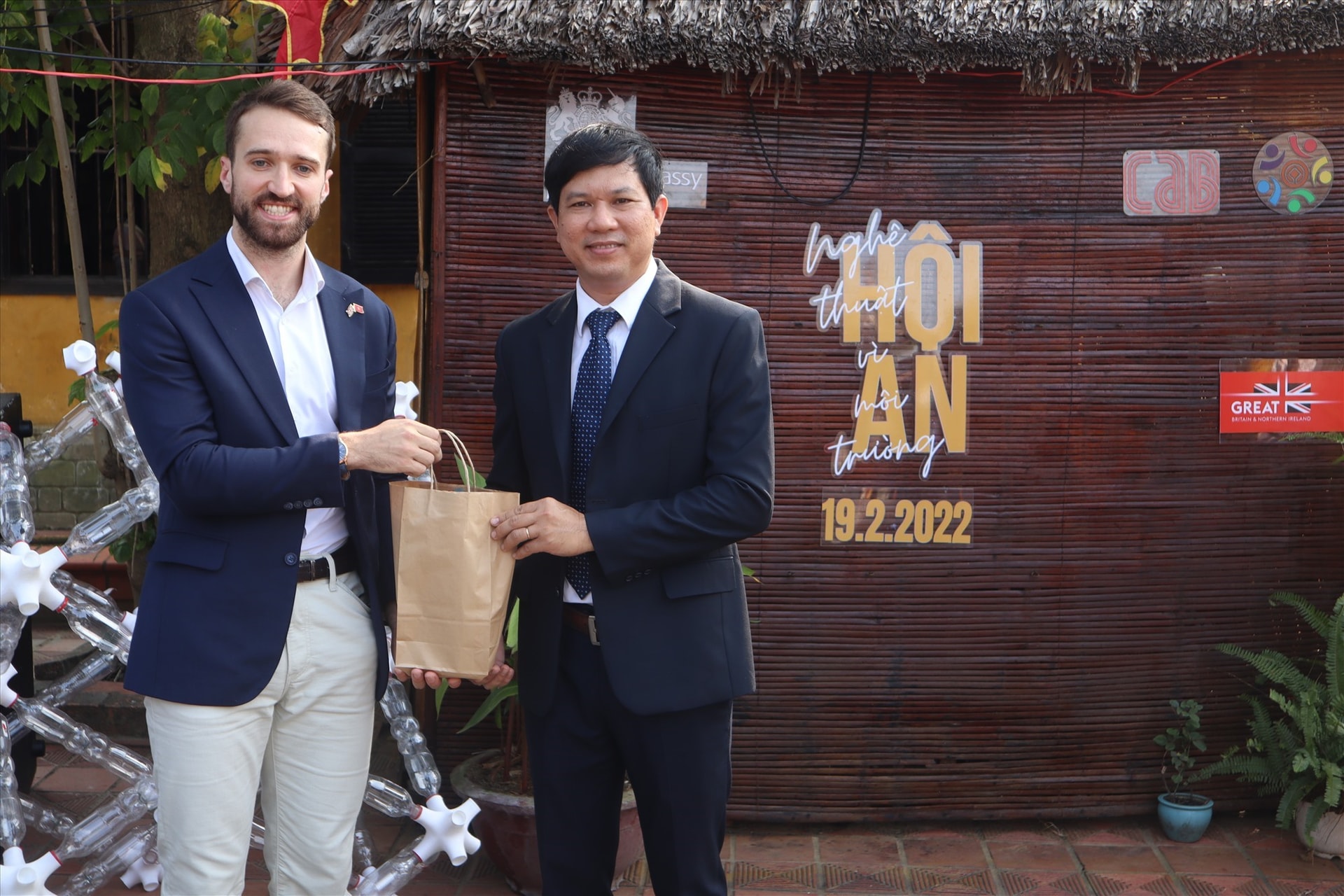 Mr. Sam Wood (Left) and a leader of Hoi An city