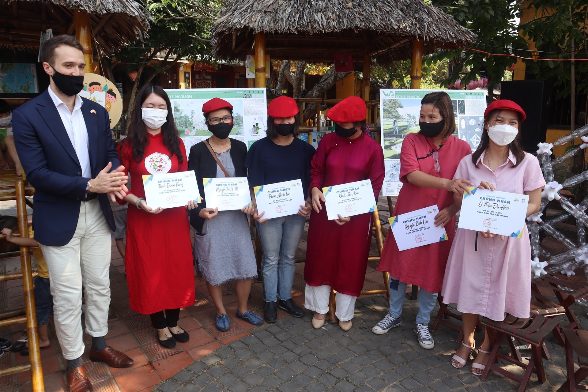 Mr. Sam Wood offers certificate to reading culture ambassadors in Hoi An city