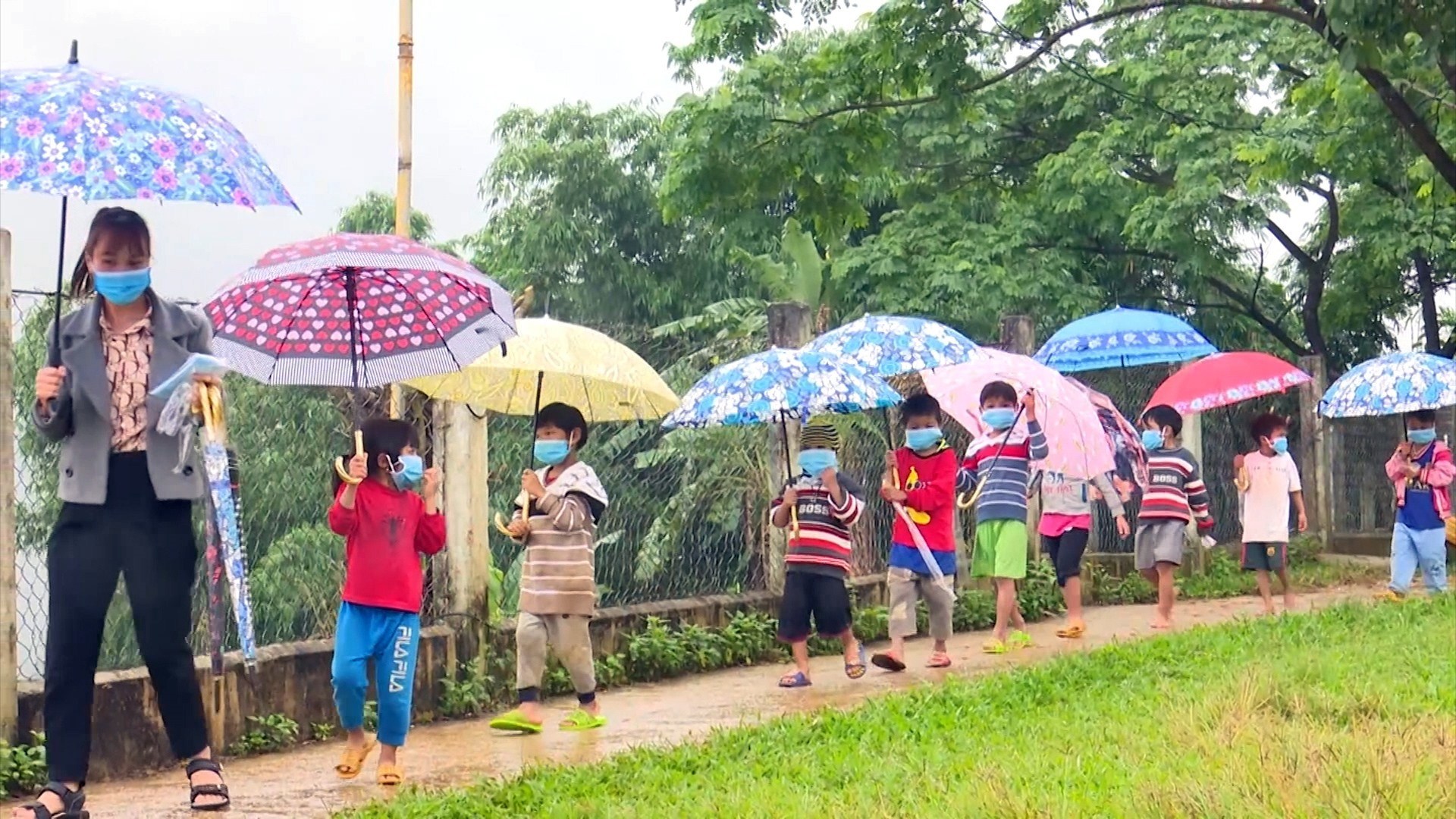 Học sinh Trường Tiểu học-THCS Trà Nam đeo khẩu trang phòng dịch. Ảnh: TẤN SỸ