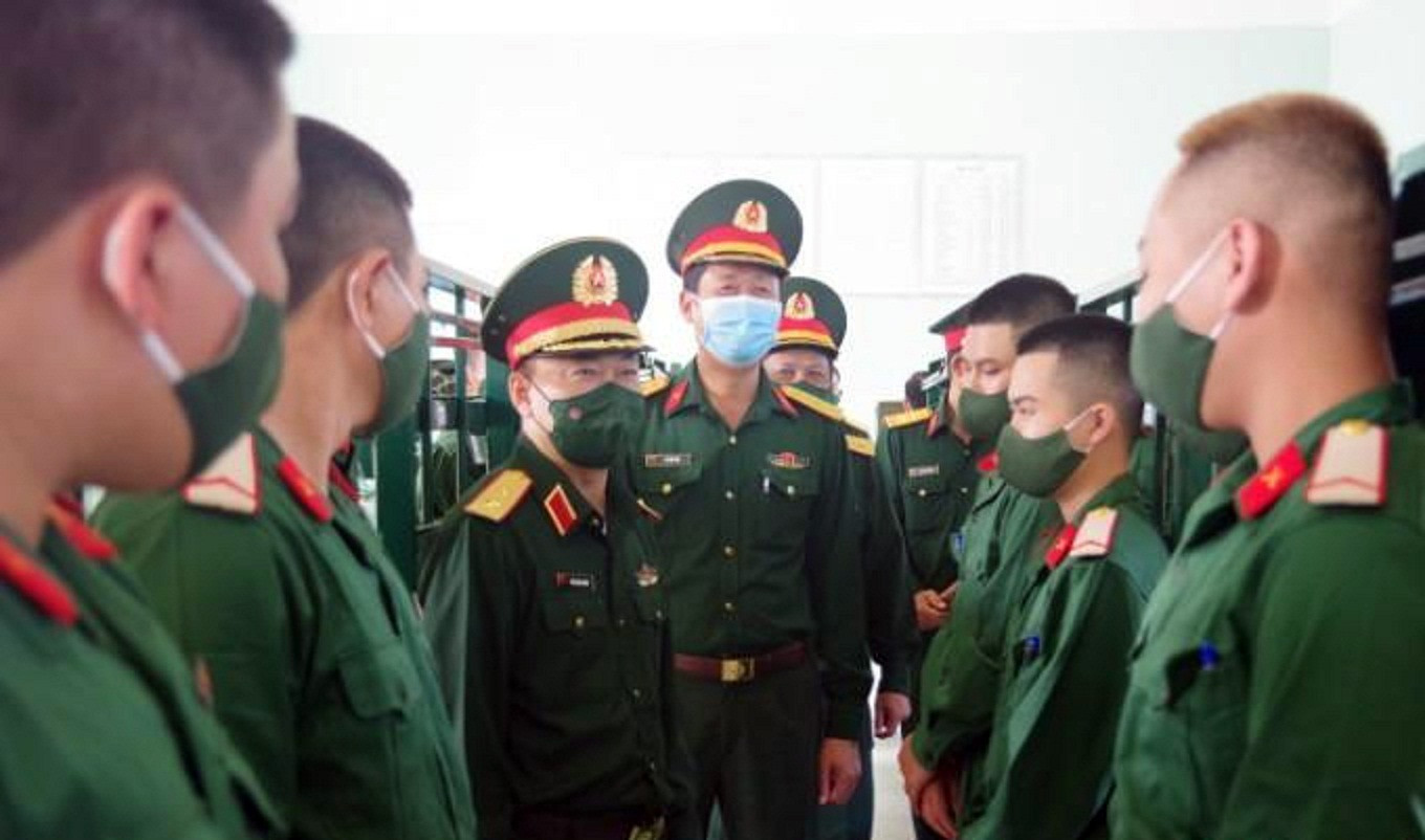 Trung tướng Thái Đại Ngọc - Tư lệnh Quân khu 5 thăm và động viên chiến sĩ mới nhập ngũ tại Tiểu đoàn 8, Trung đoàn 29, Sư đoàn 307.