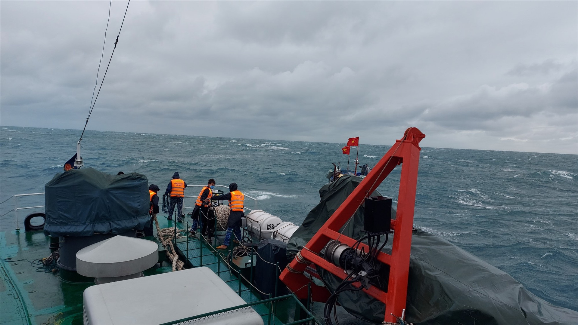 Tàu 4032 tìm kiếm cứu nạn trong điều kiện sóng to, gió lớn. Ảnh: V.D