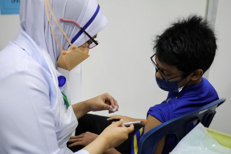 Malaysia vừa tiến hành tiêm chủng cho trẻ em từ 5-11 tuổi. Ảnh: Reuters