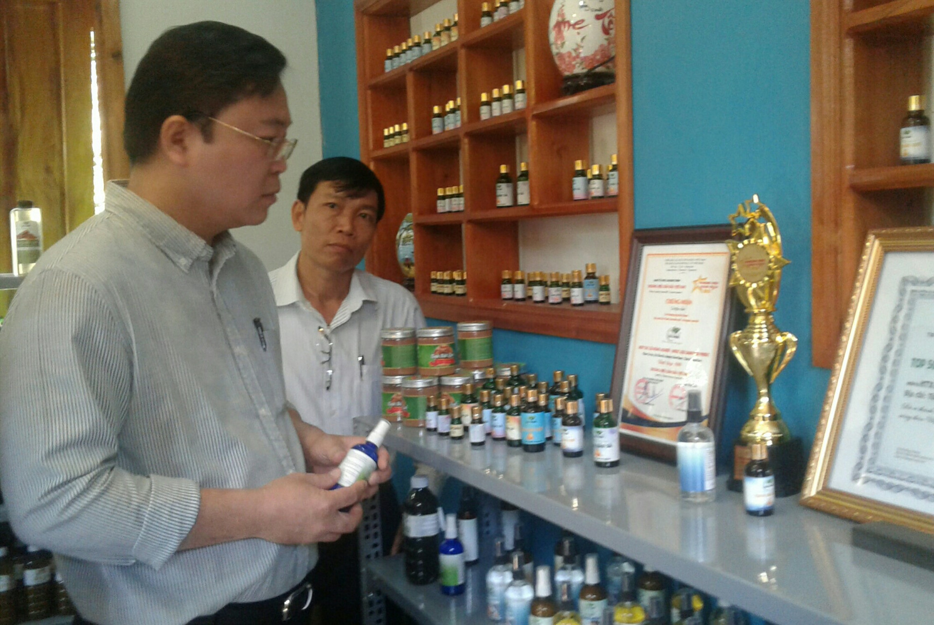 Chủ tịch UBND tỉnh Lê Trí Thanh tham quan gian trưng bày các sản phẩm đạt chuẩn OCOP 4 sao cấp tỉnh của Hợp tác xã Nông dược xanh Tiên Phước. Ảnh: M.N