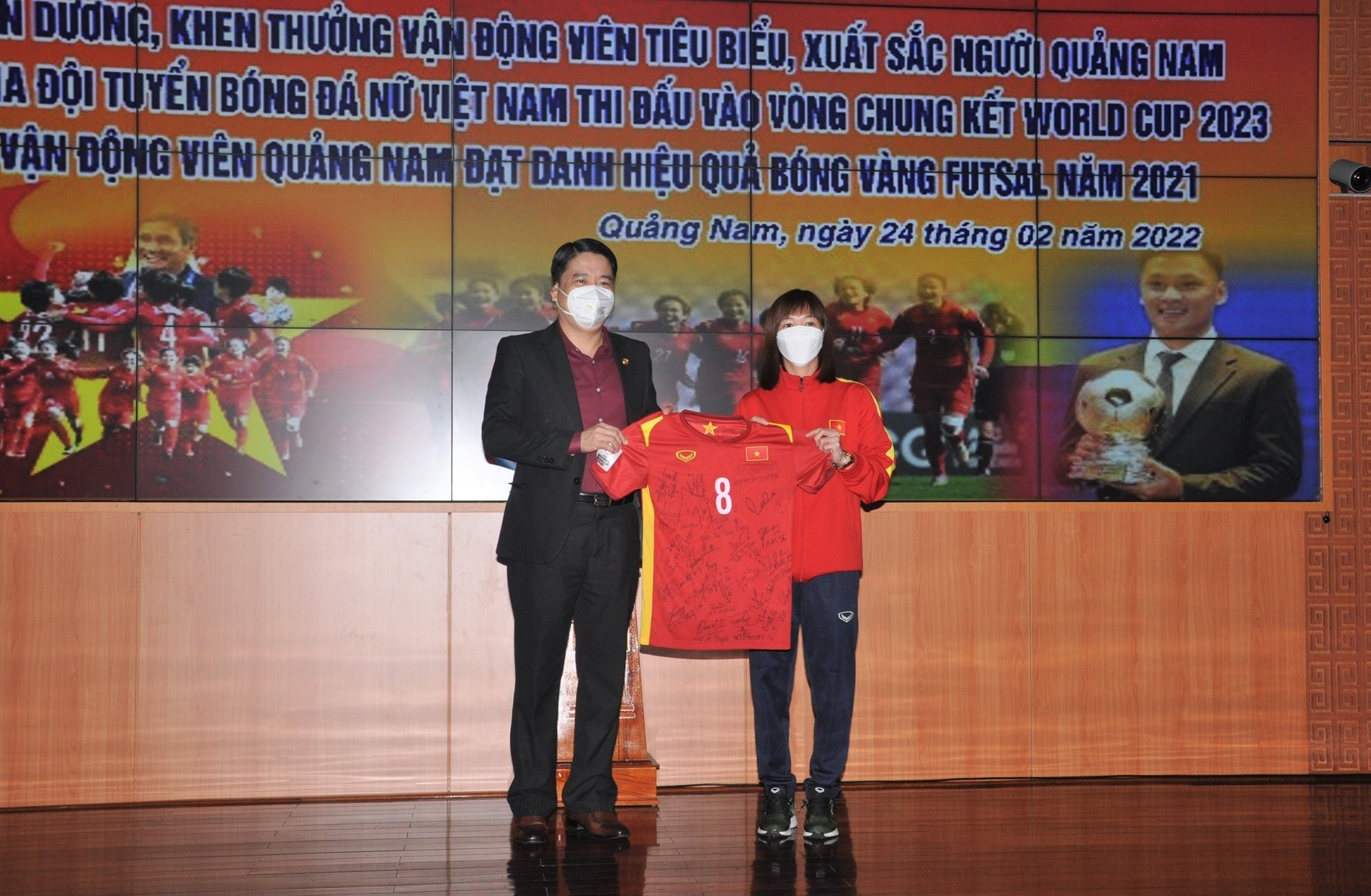 Cầu thủ Trần Thị Thùy Trang tặng áo đấu có chữ ký của các tuyển thủ đội tuyển bóng đá nữ Việt Nam cho Phó Chủ tịch UBND tỉnh Trần Văn Tân. Ảnh: T.V