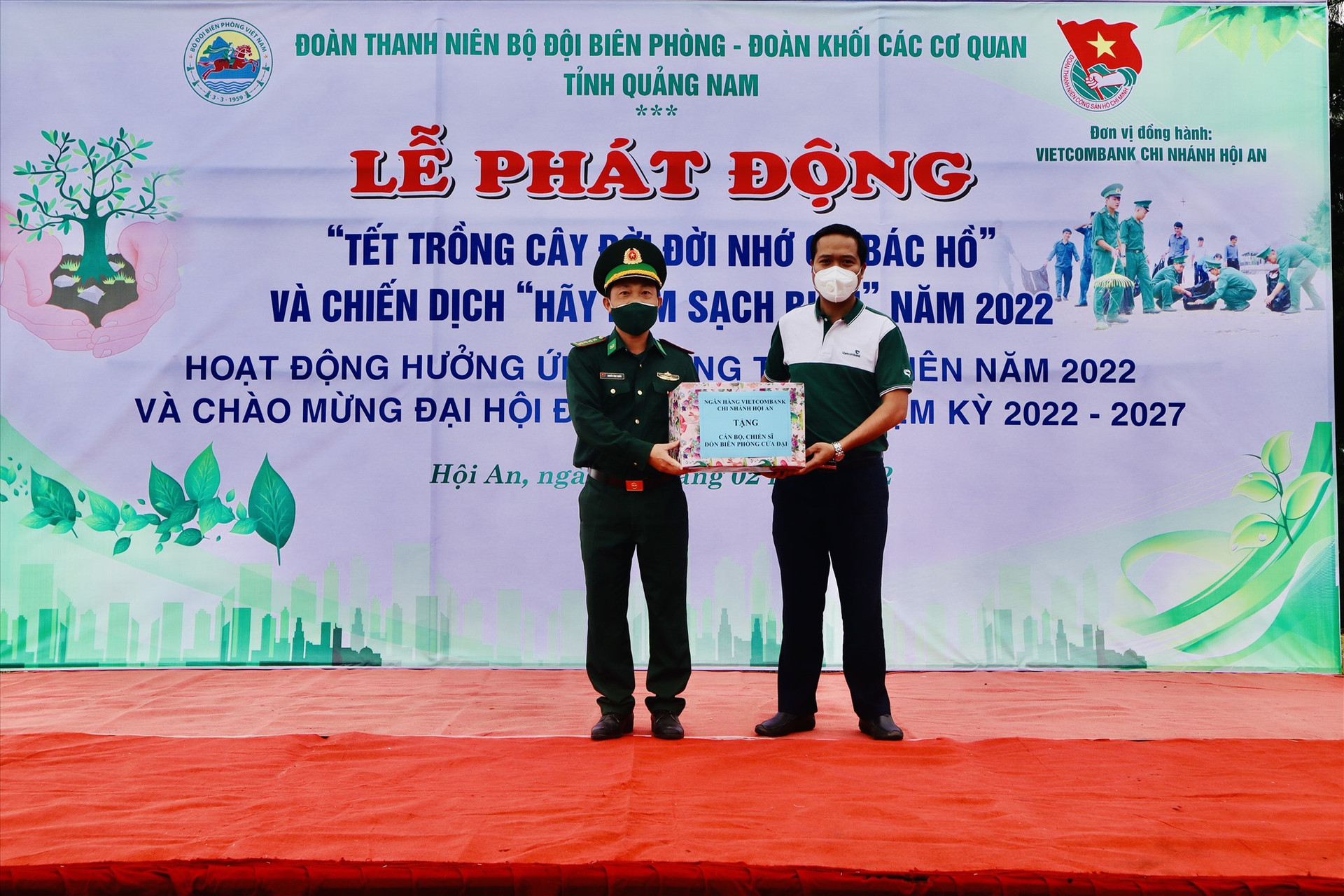 Đại diện Vietcombank Hội An (phải) trao quà cho Đồn Biên phòng Cửa Đại. Ảnh: T.L