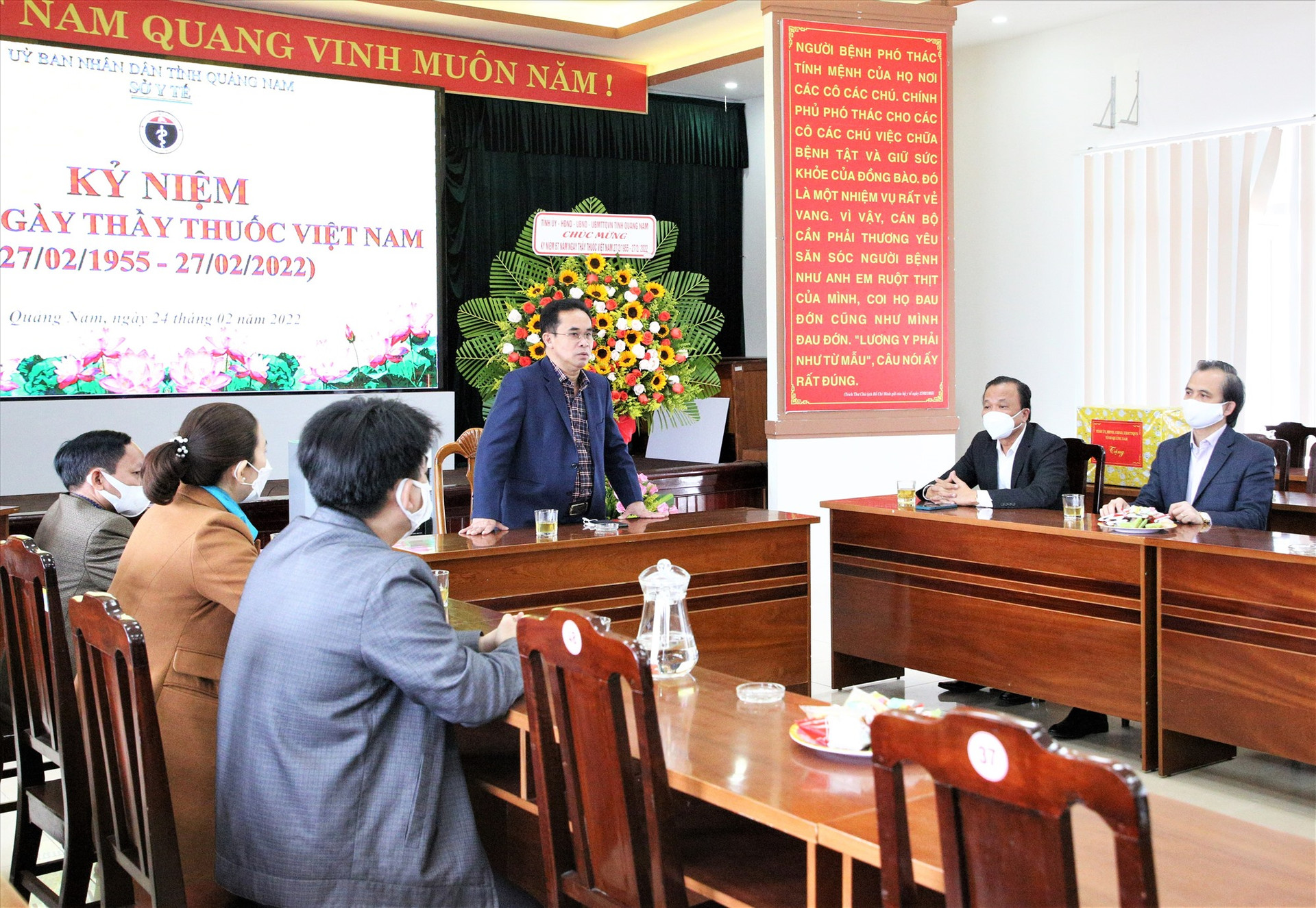 Phó Chủ tịch UBND tỉnh Trần Anh Tuấn phát biểu tại buổi thăm, chúc mừng cán bộ, nhân viên Sở Y tế nhân ngày Thầy thuốc Việt Nam 27.2. Ảnh: A.N