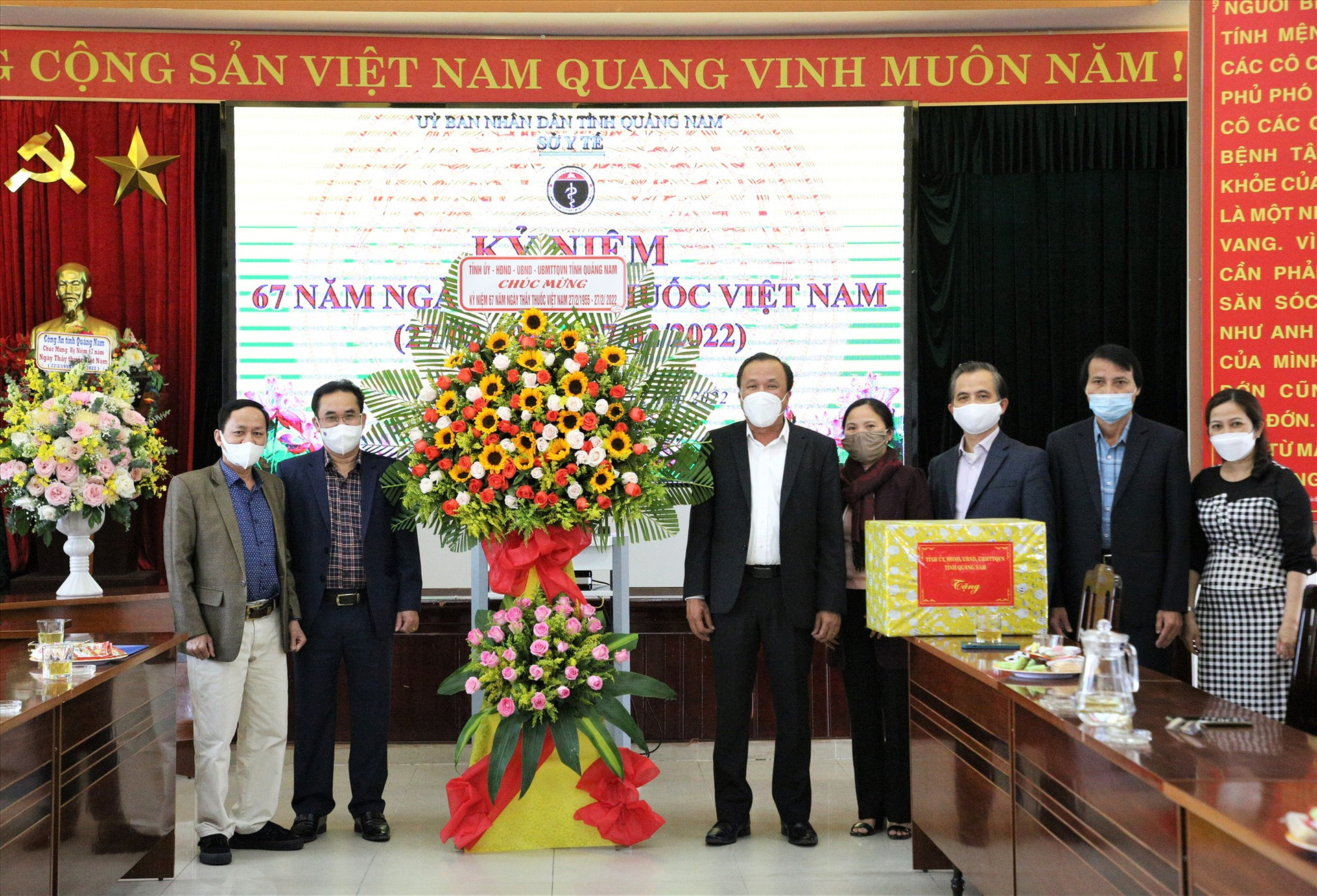 Đồng chí Trần Anh Tuấn trao lẵng hoa chúc mừng tập thể cán bộ, nhân viên Sở Y tế nhân buổi thăm. Ảnh: A.N