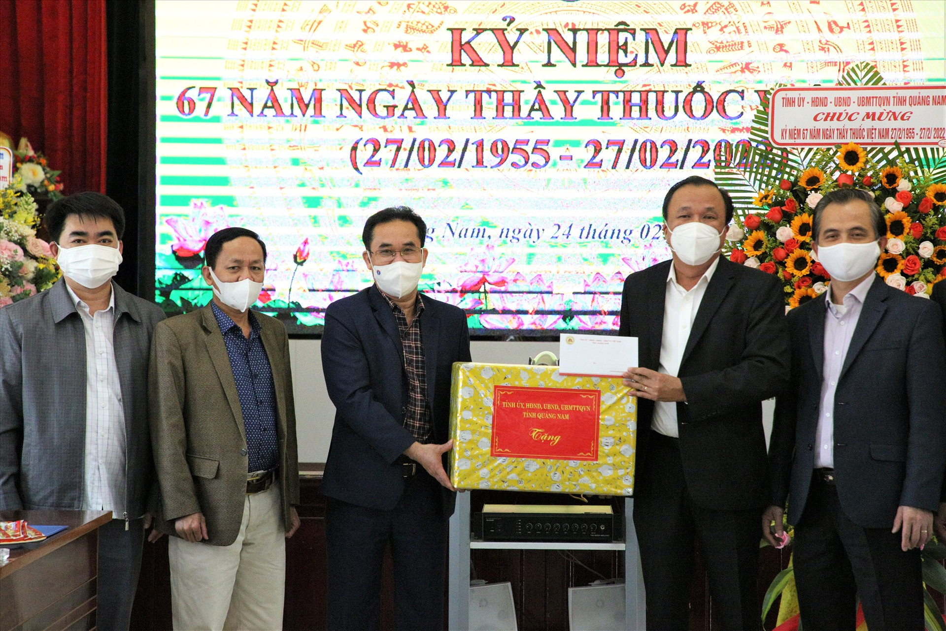 Đại diện lãnh đạo Sở Y tế đón nhận món quà động viên từ Phó Chủ tịch UBND tỉnh Trần Anh Tuấn. Ảnh: A.N