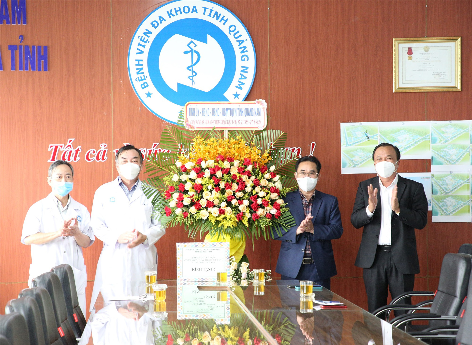 Đồng chí Trần Anh Tuấn trao quà động viên tập thể Bệnh viện đa khoa tỉnh nhân kỷ niệm 67 năm ngày Thầy thuốc Việt Nam. Ảnh: A.N