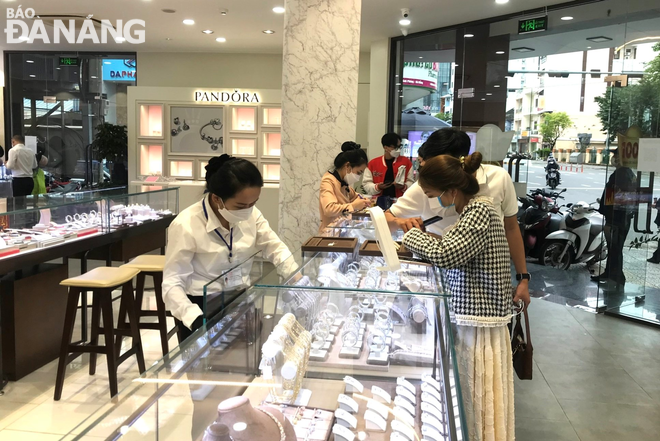 Giao dịch tại Cửa hàng Vàng bạc đá quý PNJ (70 Trần Phú, quận Hải Châu). Ảnh: M.QUẾ
