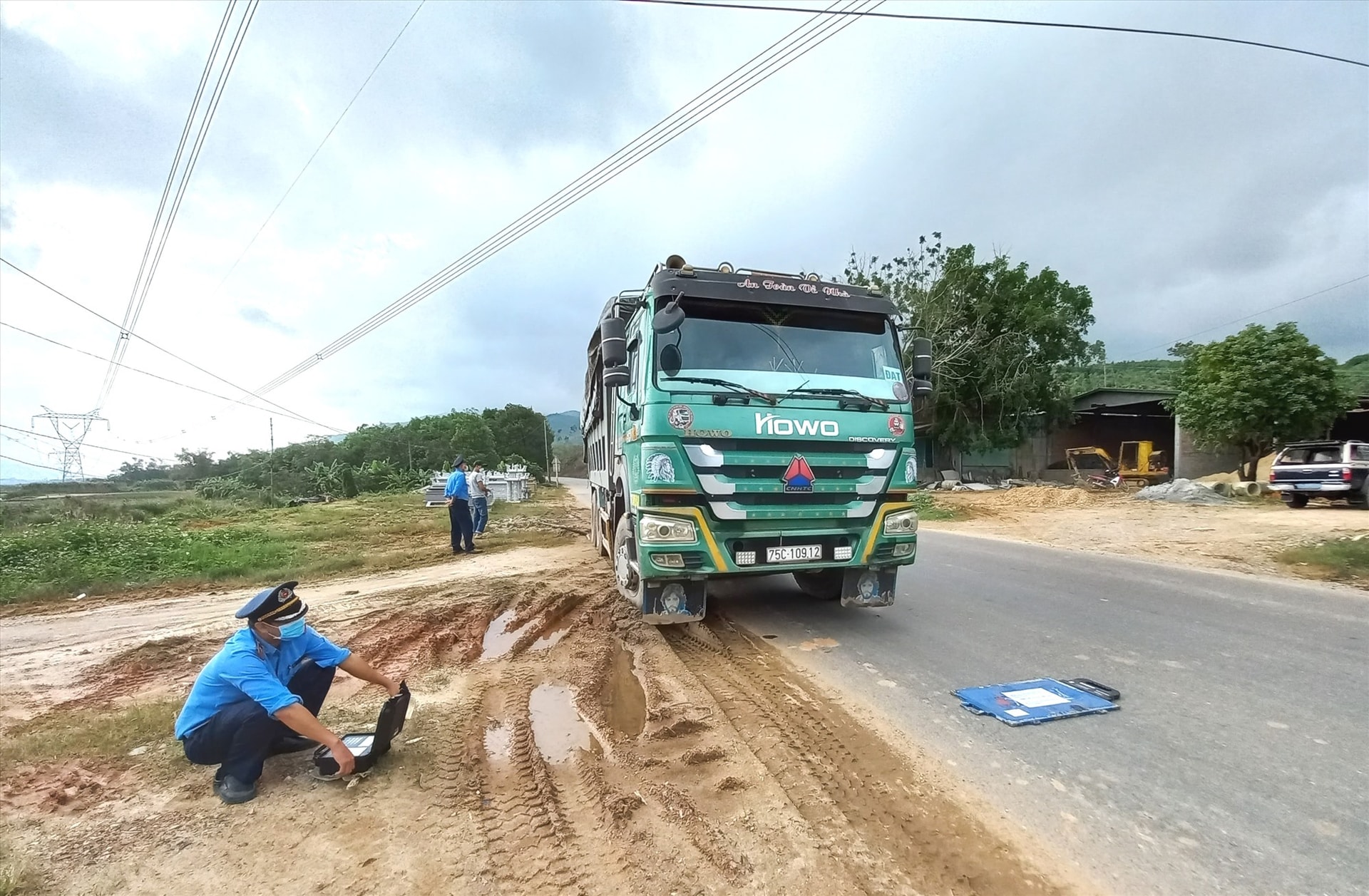 Việc tuần tra, xử lý xe chở hàng hóa, vật liệu quá tải sẽ được đẩy mạnh trong tháng 3.2022. Ảnh: K.K