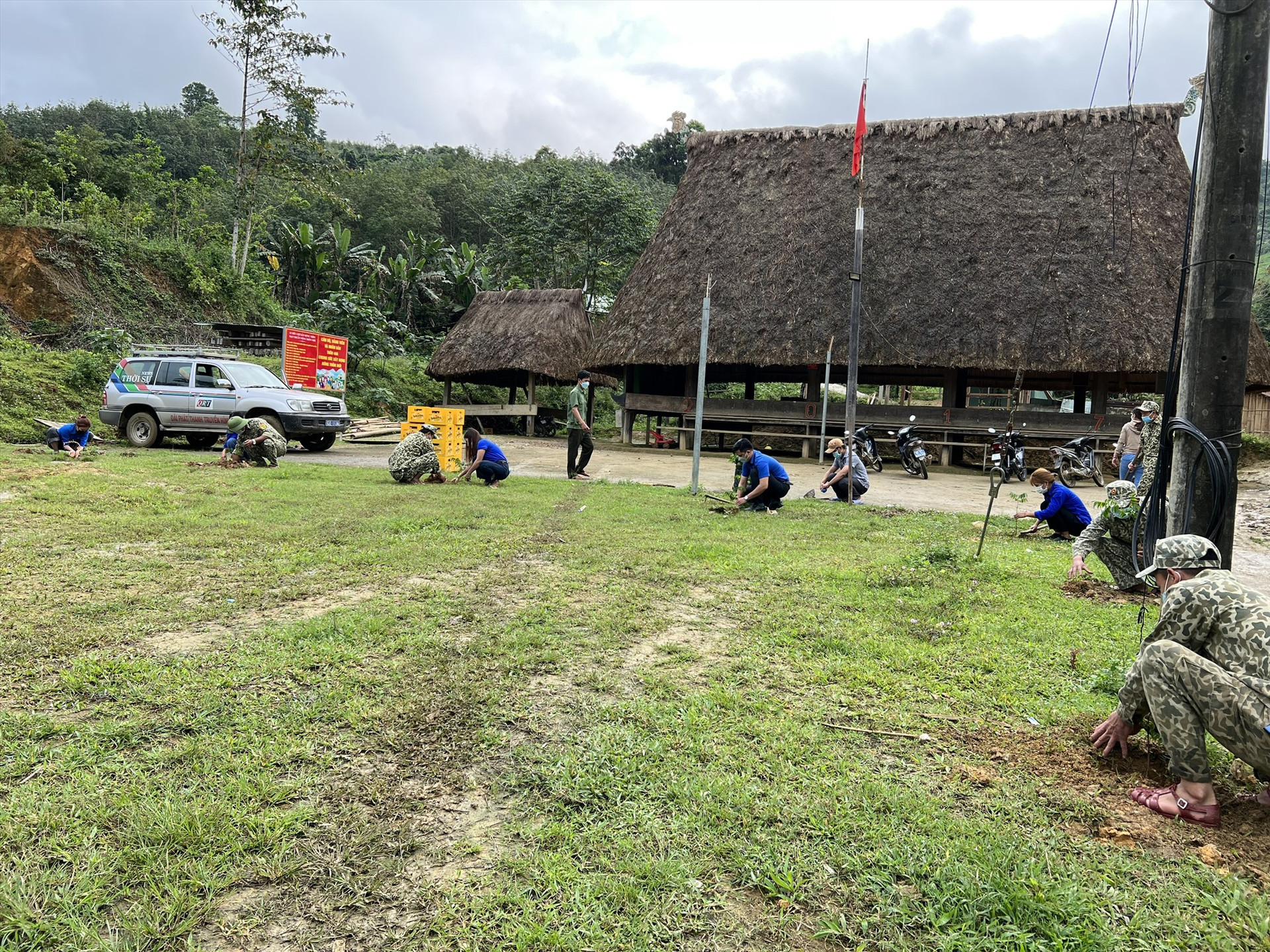 Trồng cây tại xã Đắc Pring, Nam Giang. Ảnh: Tấn Sỹ