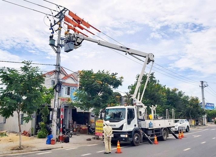 Sửa chữa nóng đường dây trung thế 22kV, đảm bảo cấp điện an toàn-liên tục trên địa bàn T.P Hôị An.