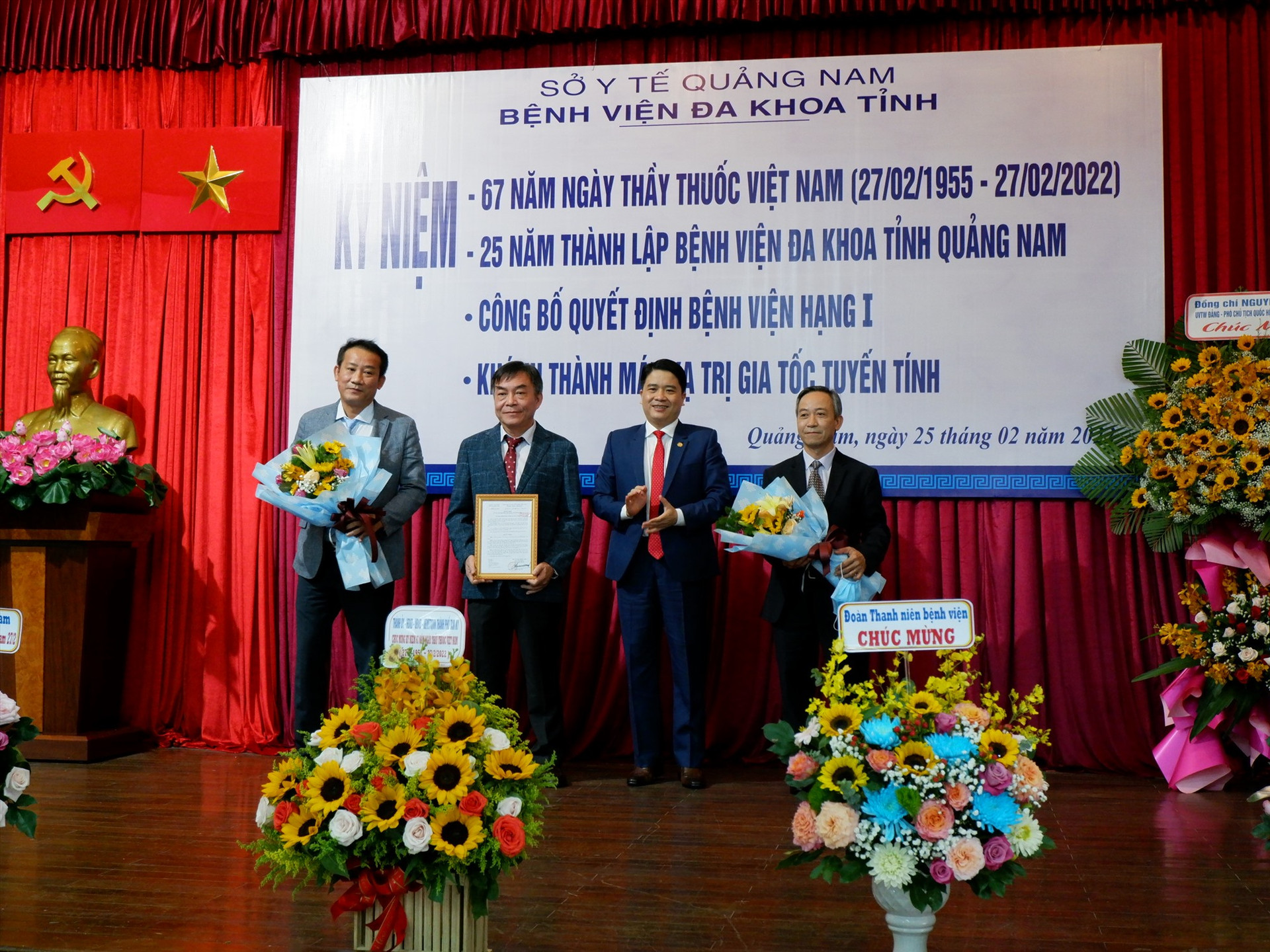 Phó Chủ tịch UBND tỉnh Trần Văn Tân trao quyết định Bệnh viện hạng 1 cho Bệnh viện Đa khoa tỉnh Quảng Nam. Ảnh: X.H